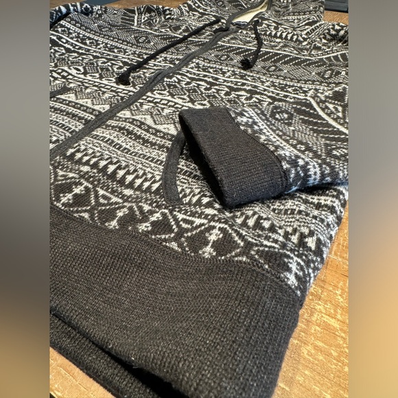 American Eagle Knit Black & White Aztec
Print Zip Up hoodie - Picture 6 of 9